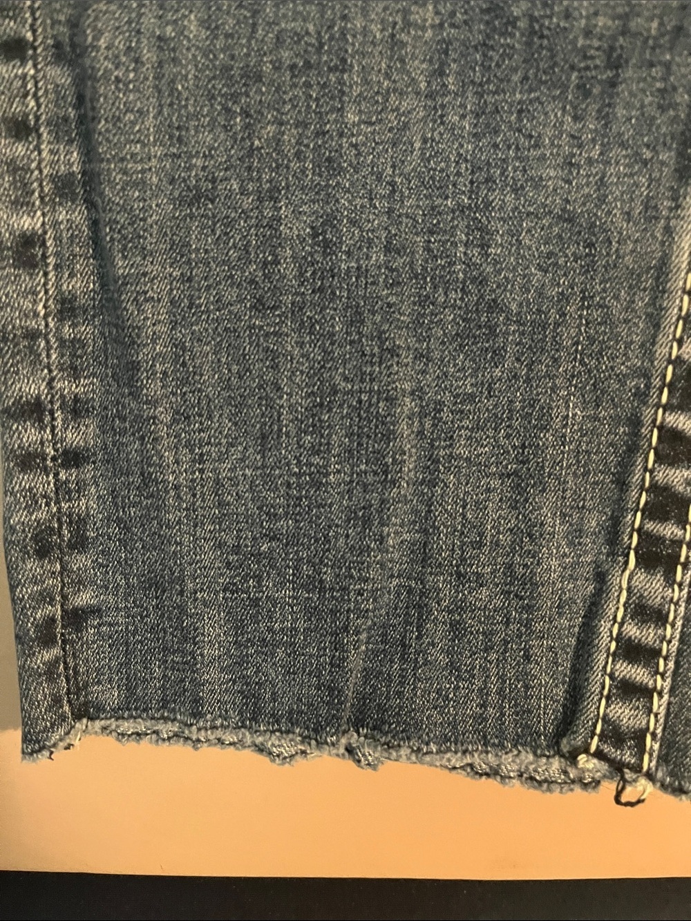 Vigoss Mid-Blue Straight-Leg Jeans with Subtle Distress - Picture 2 of 13